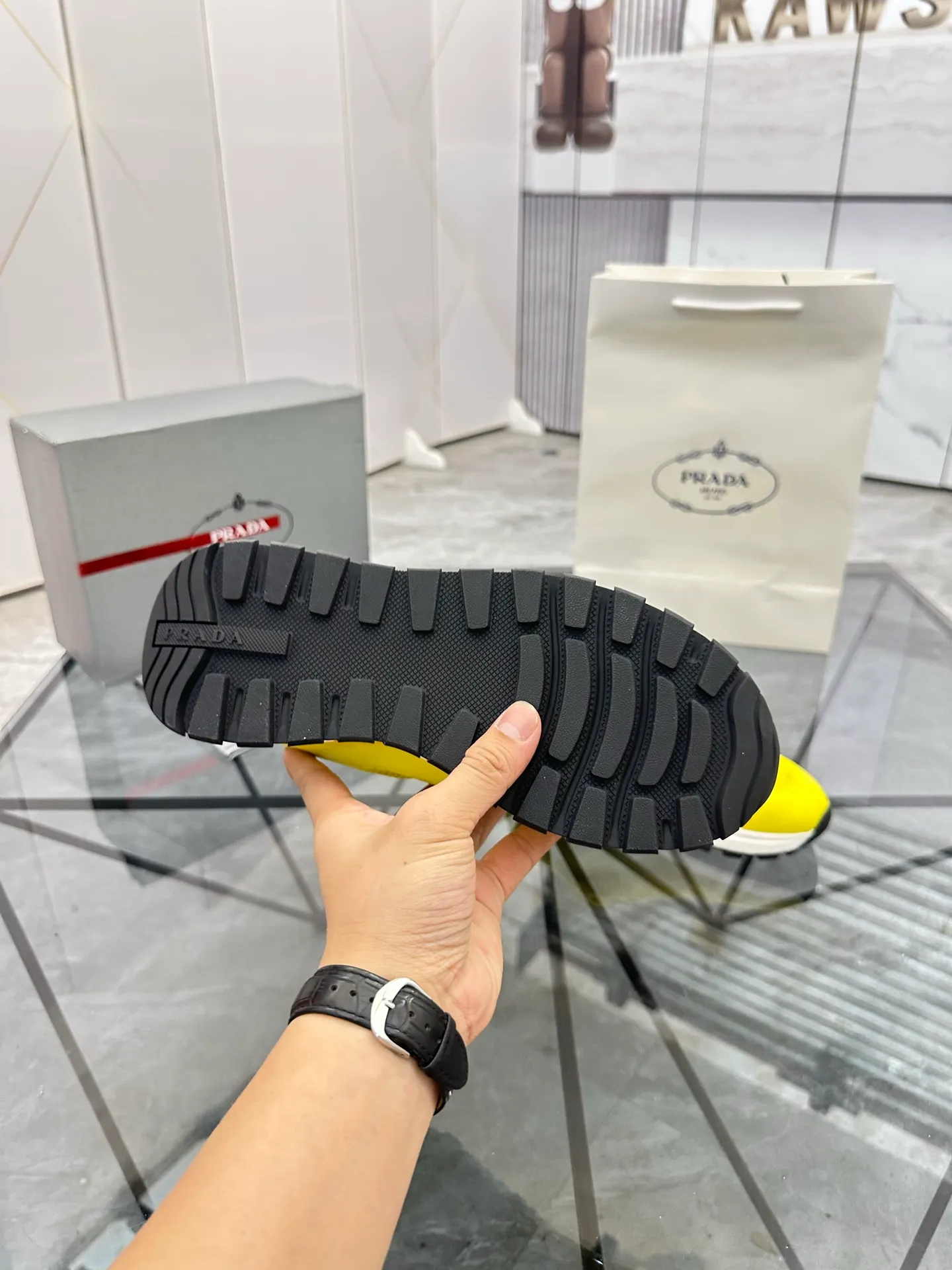 Men's shoes for sale 💰: 💰P600¥ High-end top quality Product trademark: Prada *"Prada*" low-top casual shoes Regular size: 38-45 (can be customized to 46) Product materials: Upper imported glue splicing original material, breathable lining, cowhide foot pads, original outsole. Number: 832